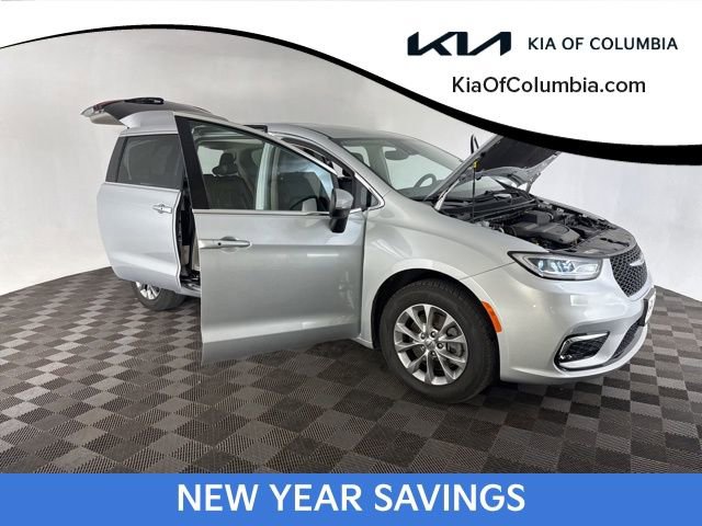 Used 2023 Chrysler Pacifica Touring-L image 12