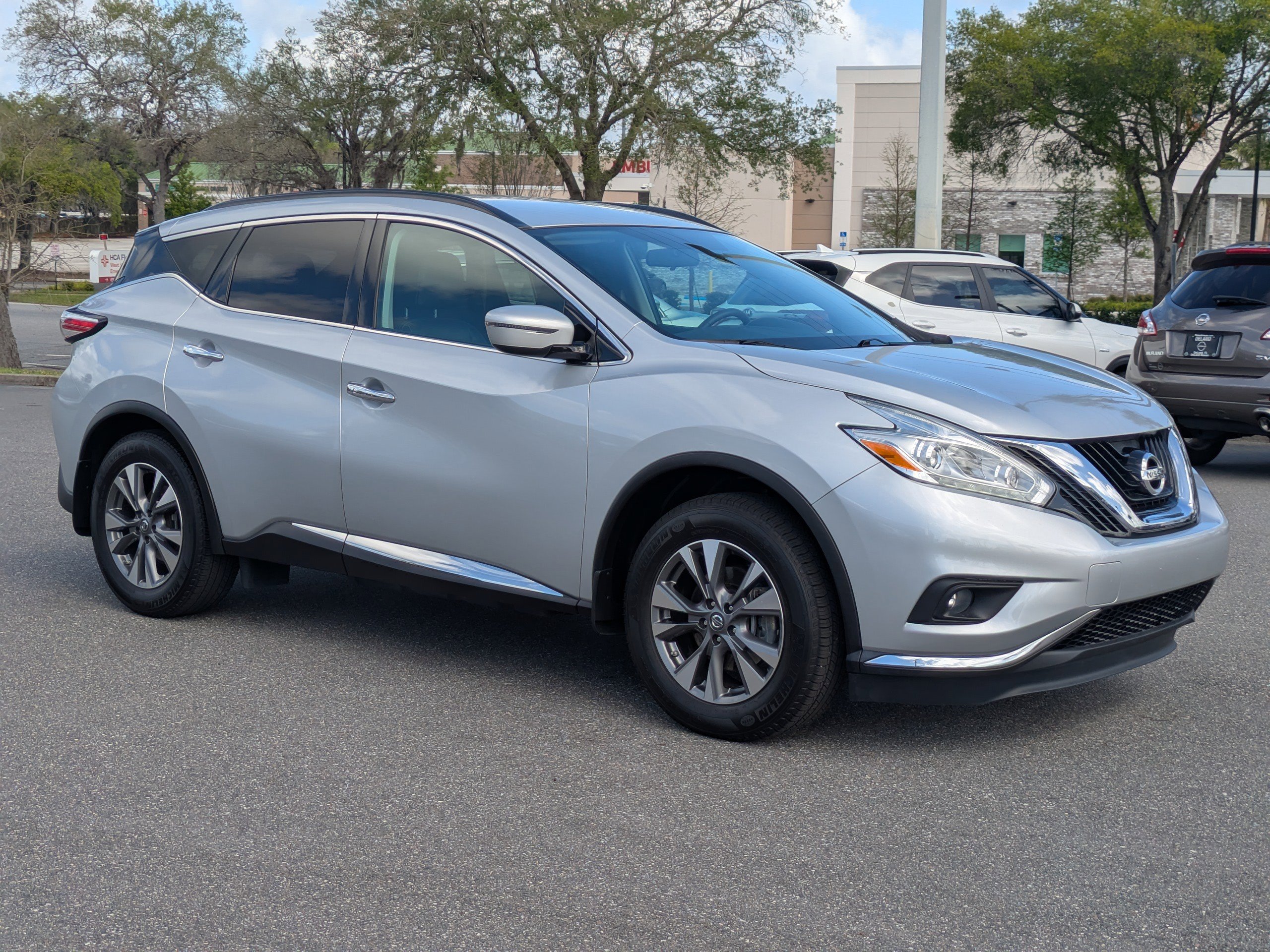 Used 2017 Nissan Murano SV image 2