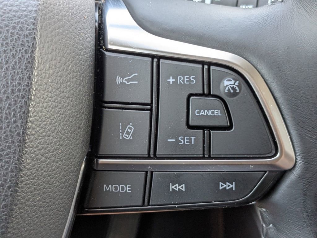 Used 2021 Toyota Highlander XLE FWD image 26