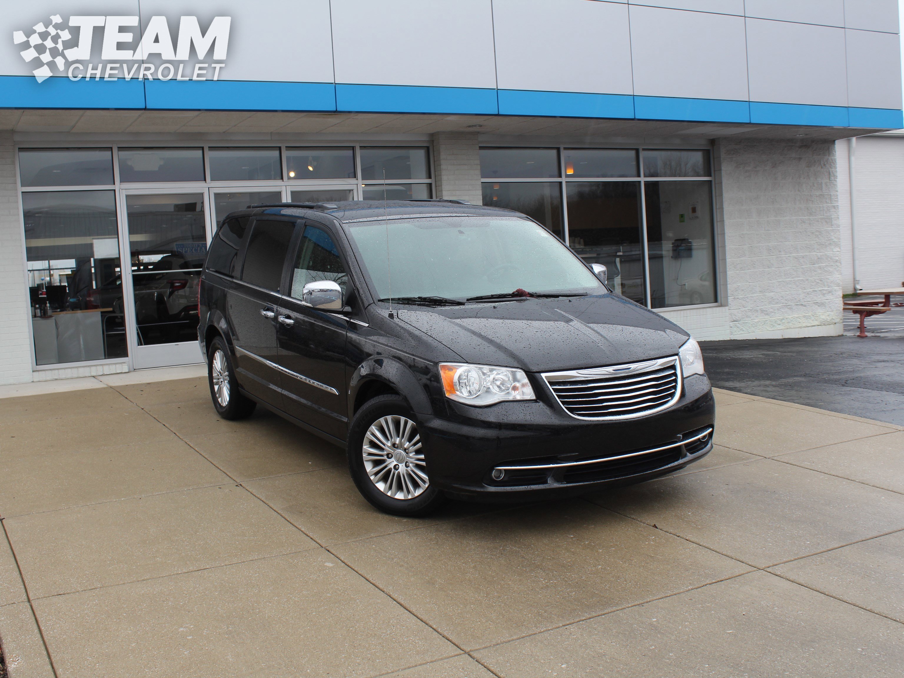 Used 2015 Chrysler Town & Country Touring-L w/ Driver Convenience Group image 2
