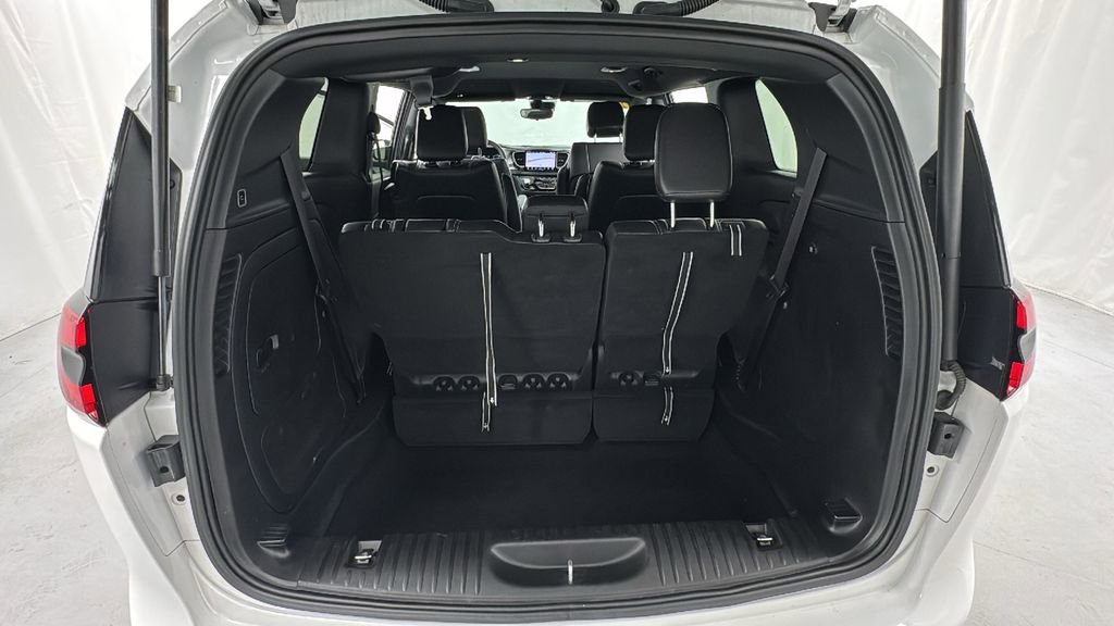 Used 2024 Chrysler Pacifica Select image 19