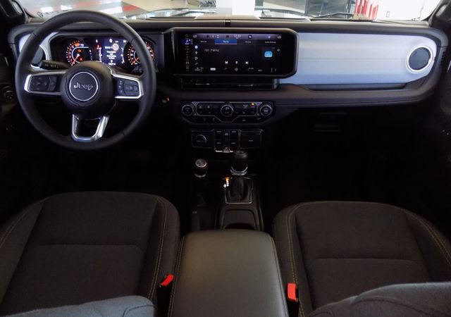 Certified 2024 Jeep Wrangler Unlimited Sahara w/ Technology Group AWD/4WD image 11
