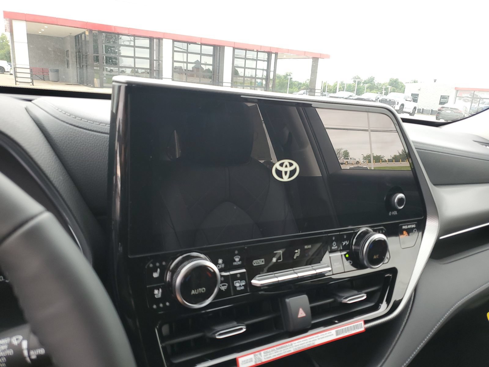 New 2026 Toyota Highlander Platinum AWD/4WD image 17
