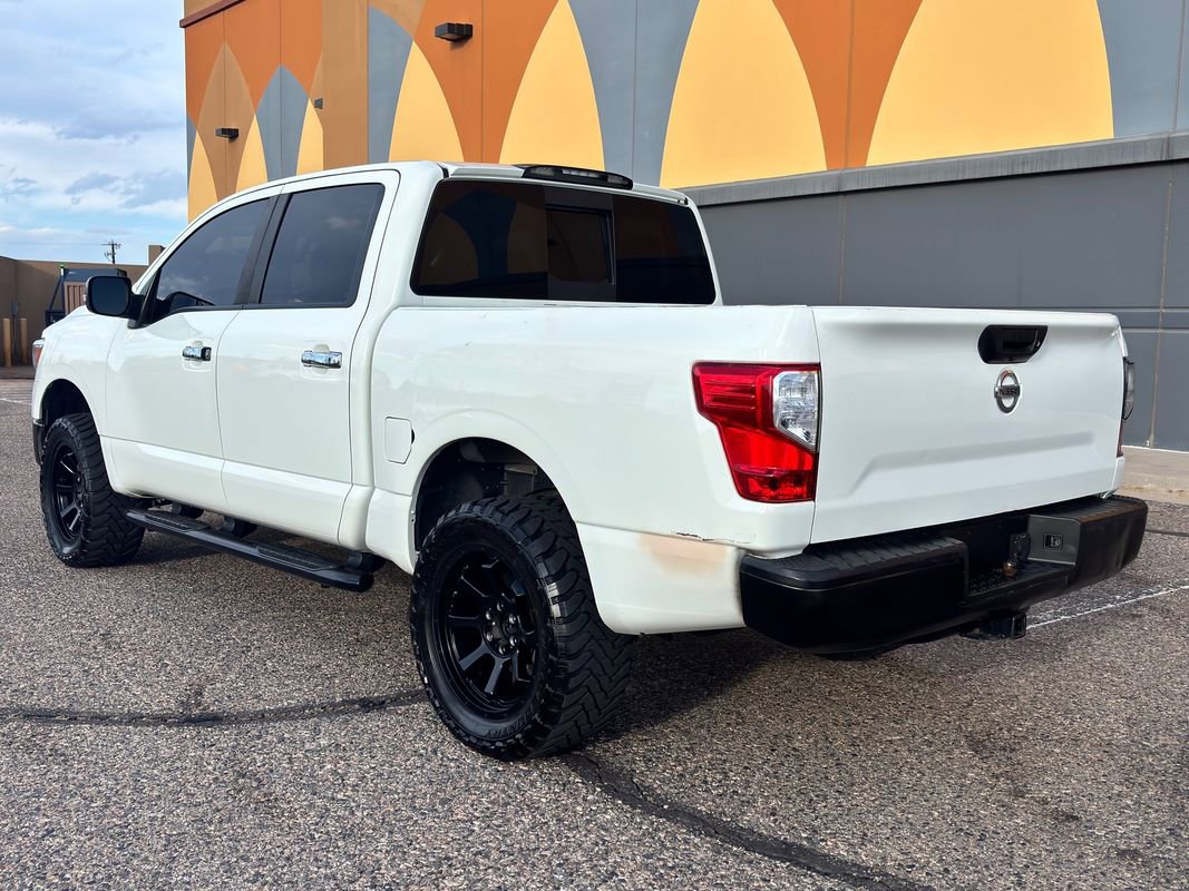 Used 2019 Nissan Titan SV image 3