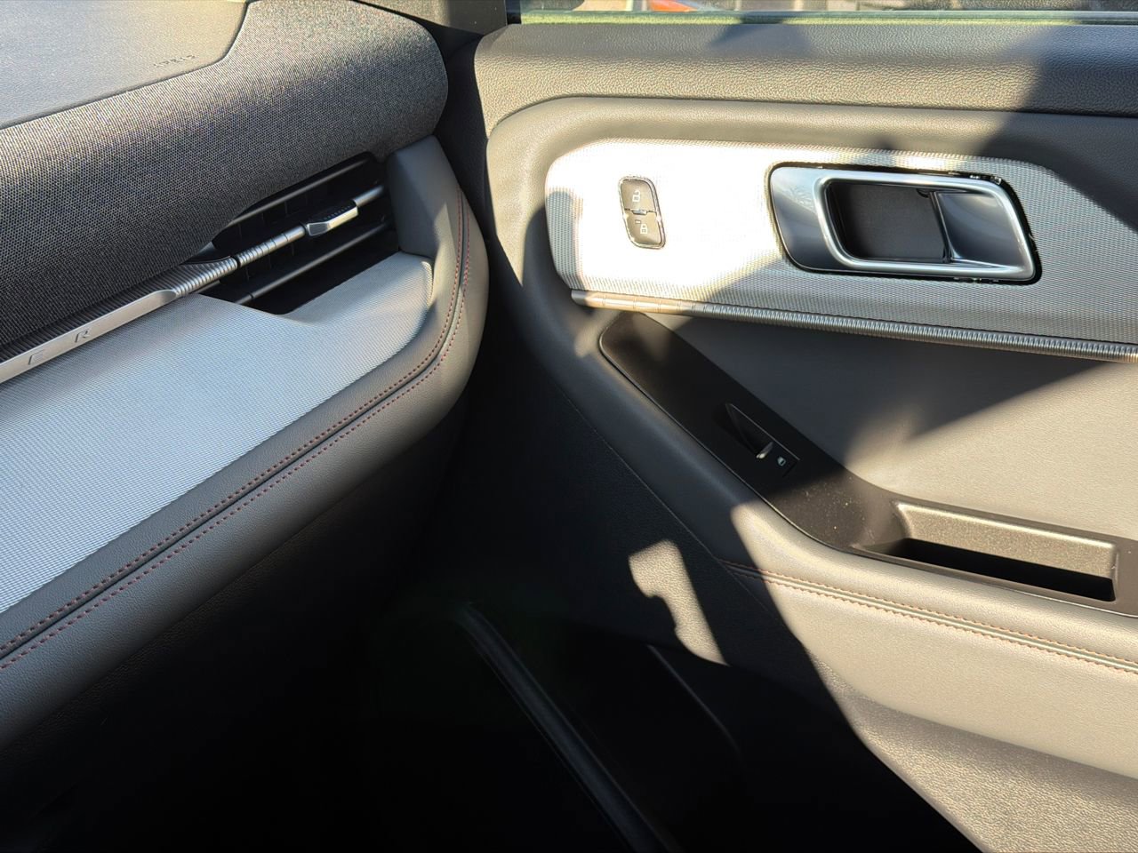 New 2026 Ford Explorer Active w/ Active Comfort Package image 31