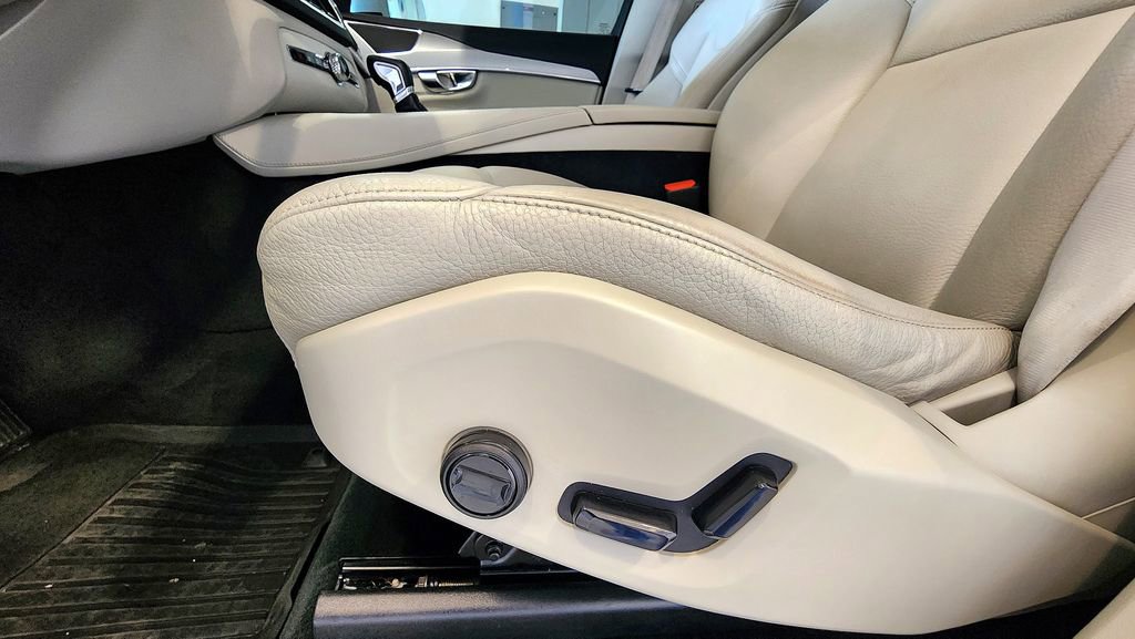 Used 2021 Volvo XC90 T5 Momentum w/ Climate Package AWD/4WD image 23