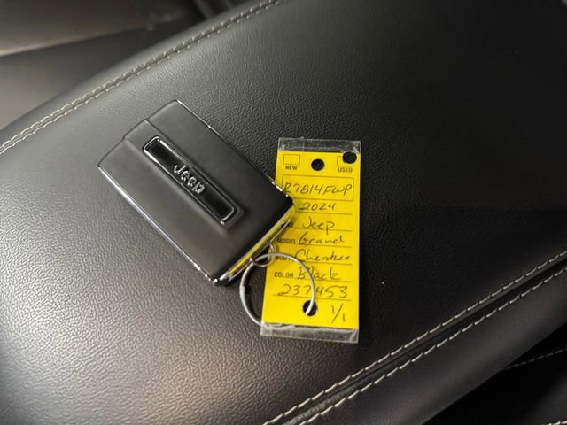 Used 2024 Jeep Grand Cherokee Limited w/ Black Appearance Package image 26