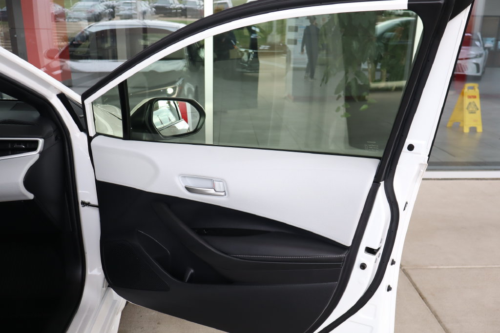 Used 2025 Toyota Corolla SE w/ SE Package FWD image 30
