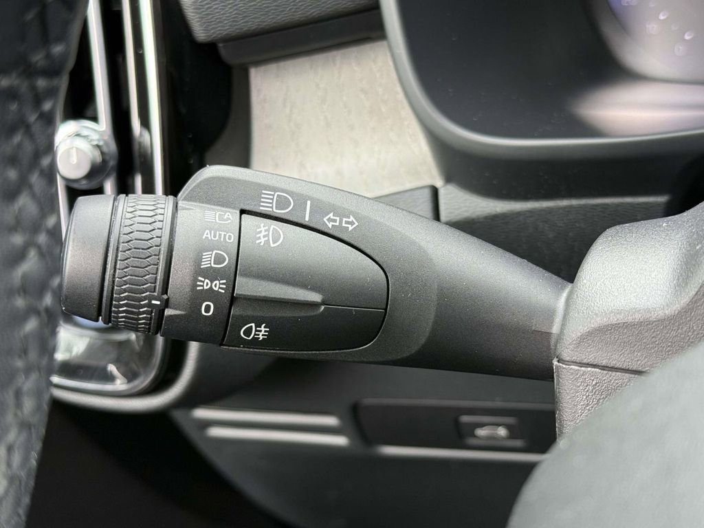 Used 2023 Volvo XC40 B5 Plus w/ Driver Assist Package AWD/4WD image 29