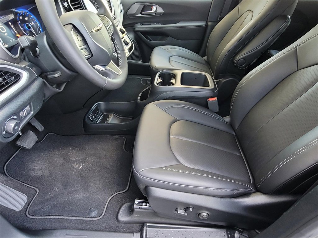 New 2025 Chrysler Pacifica Select image 6