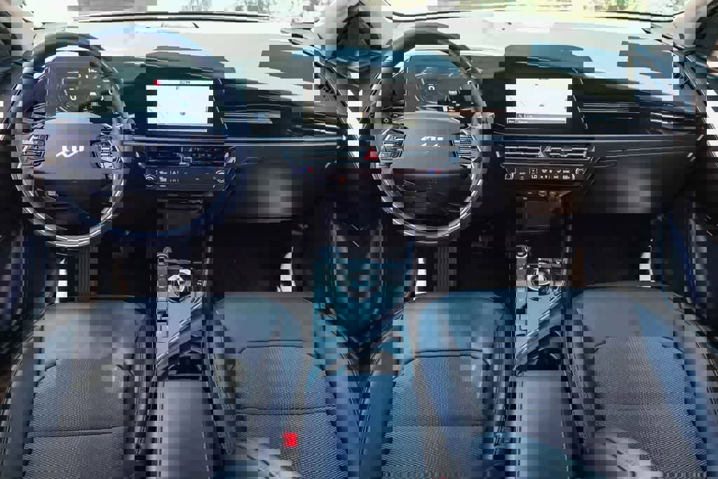 Certified 2024 Kia Niro EX image 11