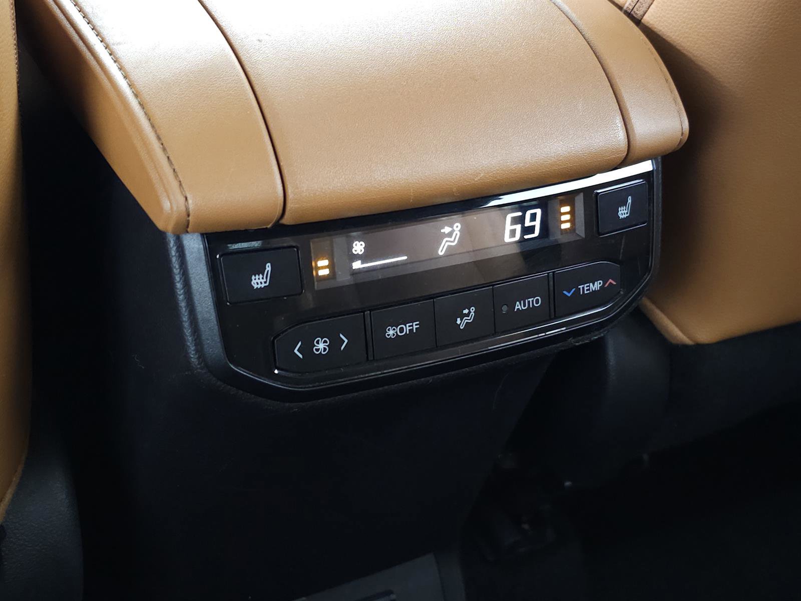 Used 2024 Toyota Highlander Platinum image 34