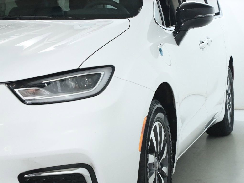 Used 2024 Chrysler Pacifica Select image 4