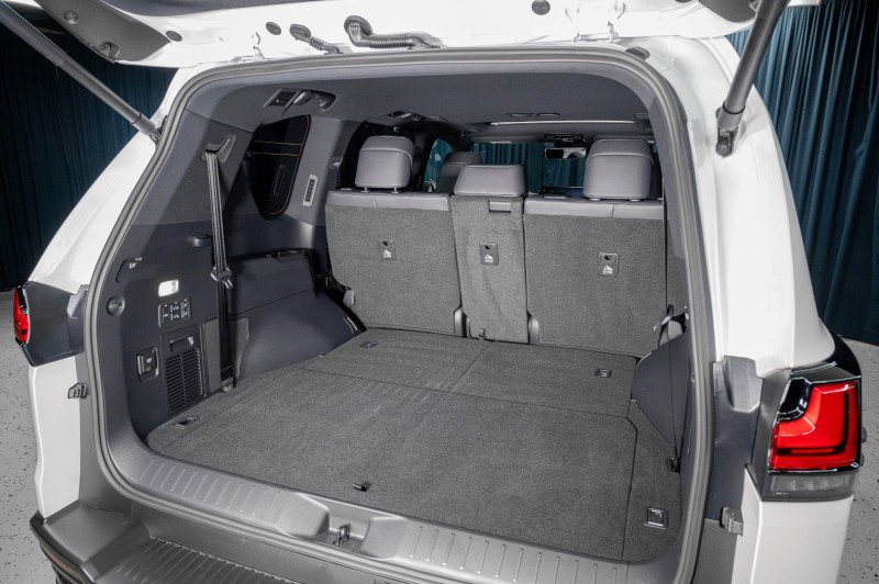 Used 2026 Lexus LX 600 4WD w/ Accessory Package (2T) image 7