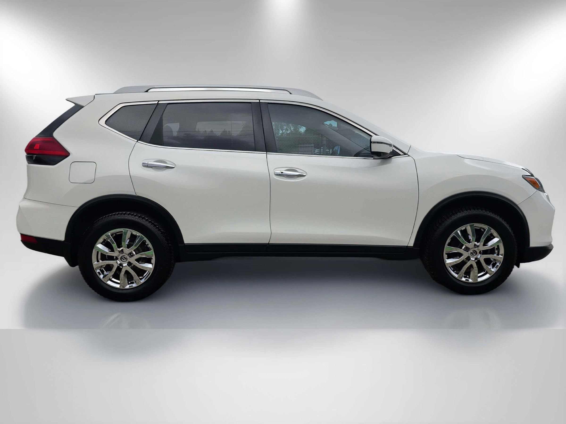 Used 2018 Nissan Rogue SV AWD/4WD image 4