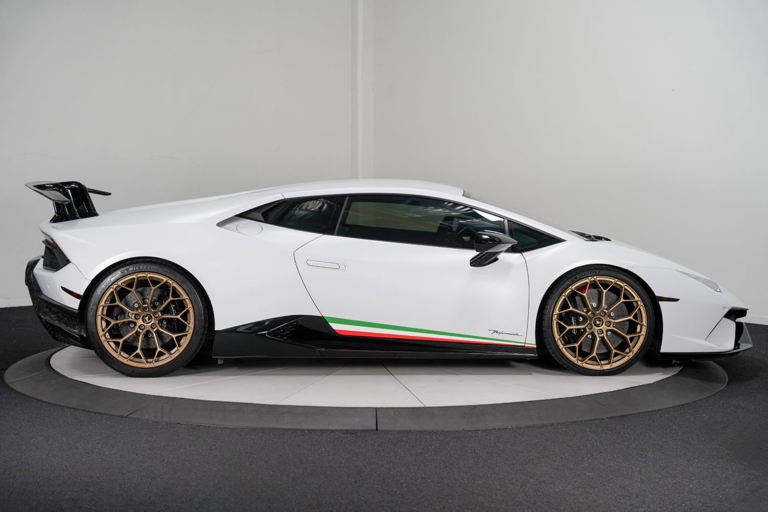 Used 2018 Lamborghini Huracan Performante image 8