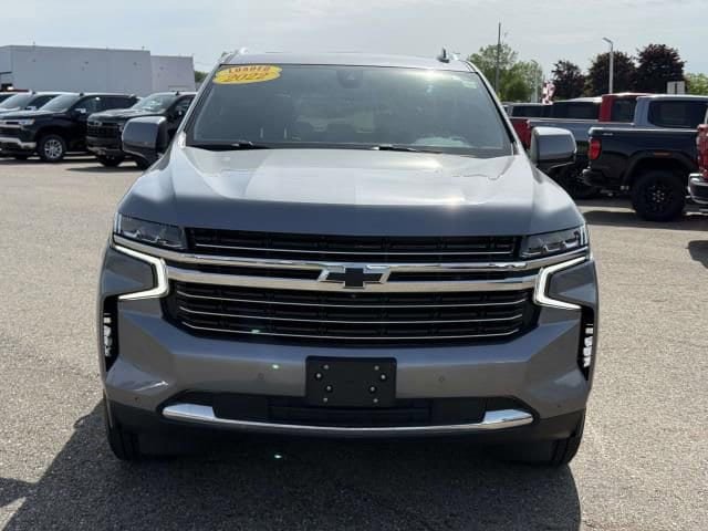 Used 2022 Chevrolet Suburban LT w/ Luxury Package AWD/4WD image 3