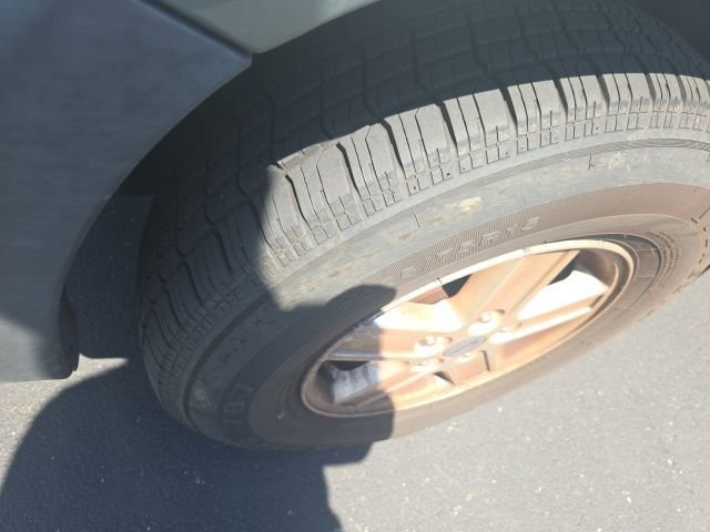 Used 2005 Ford Escape XLS AWD/4WD image 4