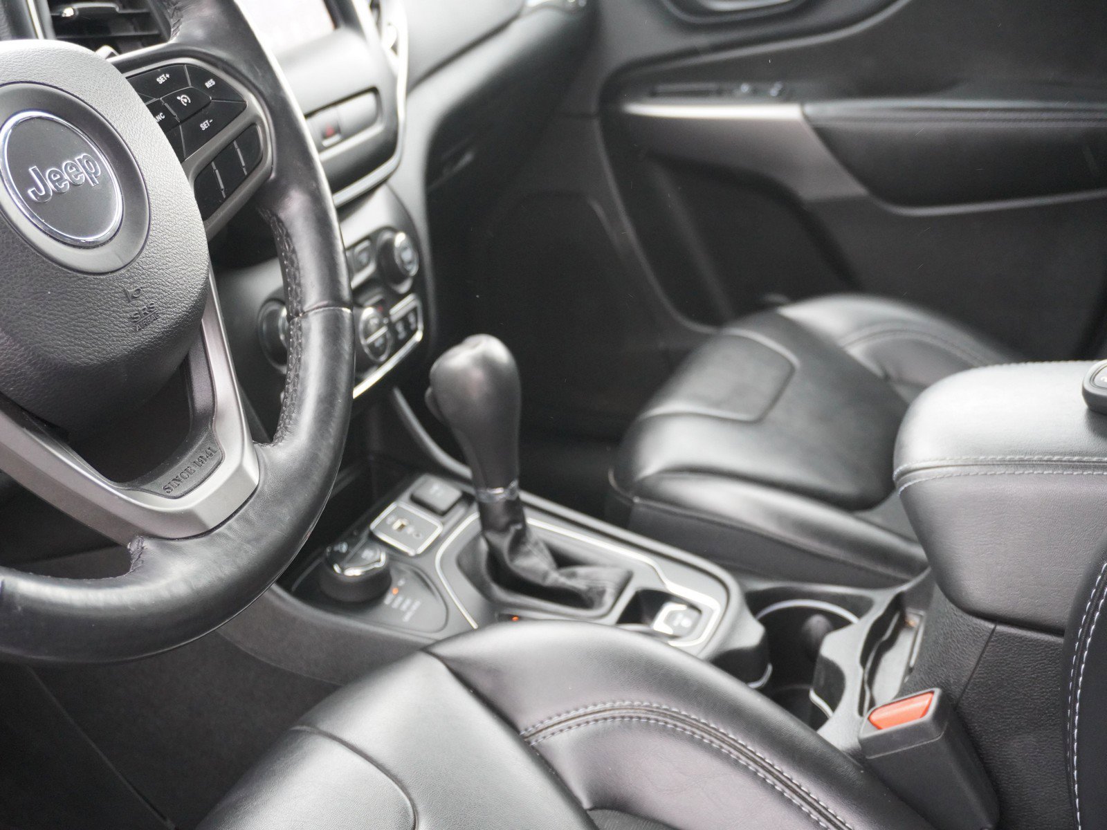 Used 2019 Jeep Cherokee Latitude Plus w/ Comfort/Convenience Group AWD/4WD image 19