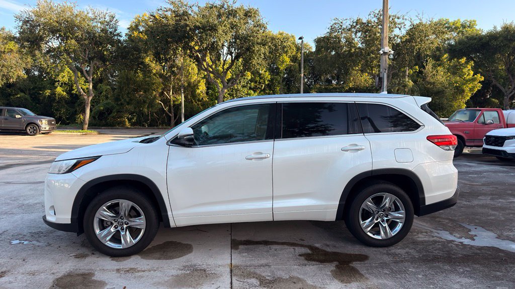 Used 2019 Toyota Highlander Limited FWD image 4