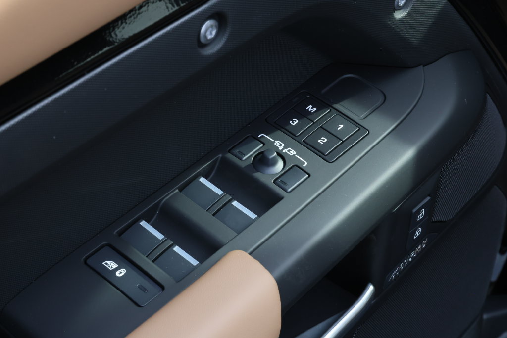 New 2026 Land Rover Defender 110 X-Dynamic SE AWD/4WD image 17