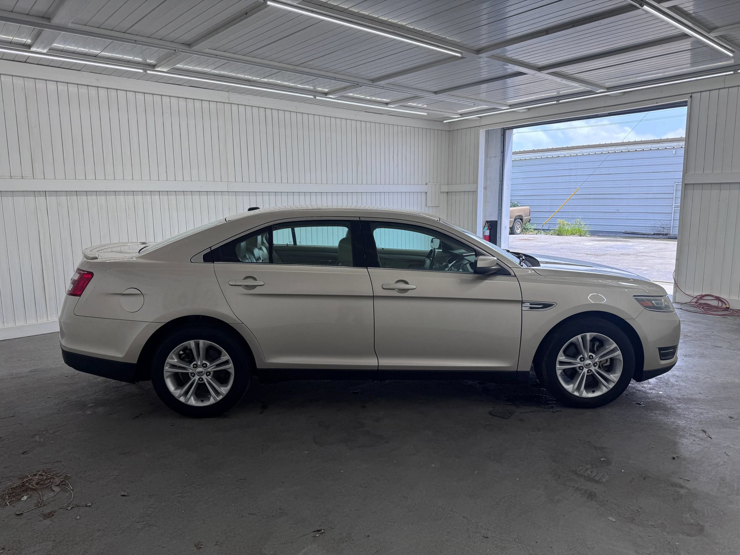 Used 2018 Ford Taurus SEL FWD image 4