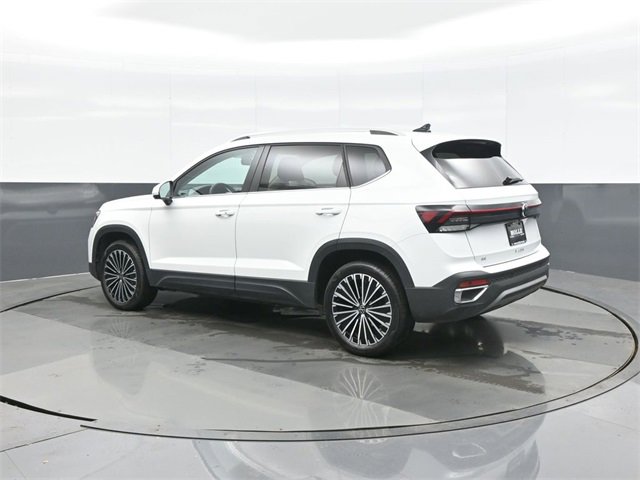 Certified 2025 Volkswagen Taos SE w/ Panoramic Sunroof Package image 5