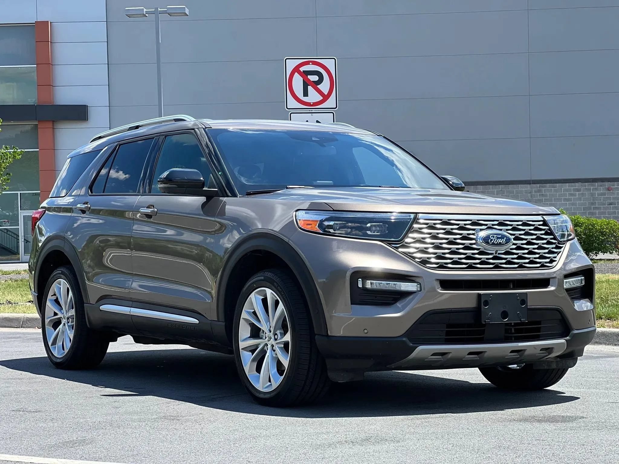 Used 2021 Ford Explorer Platinum w/ Equipment Group 601A AWD/4WD image 7
