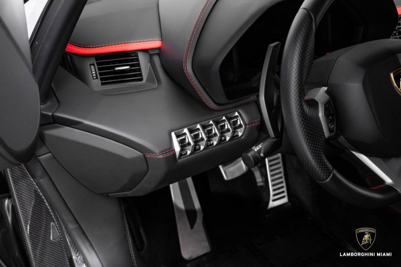 Used 2018 Lamborghini Aventador S image 50
