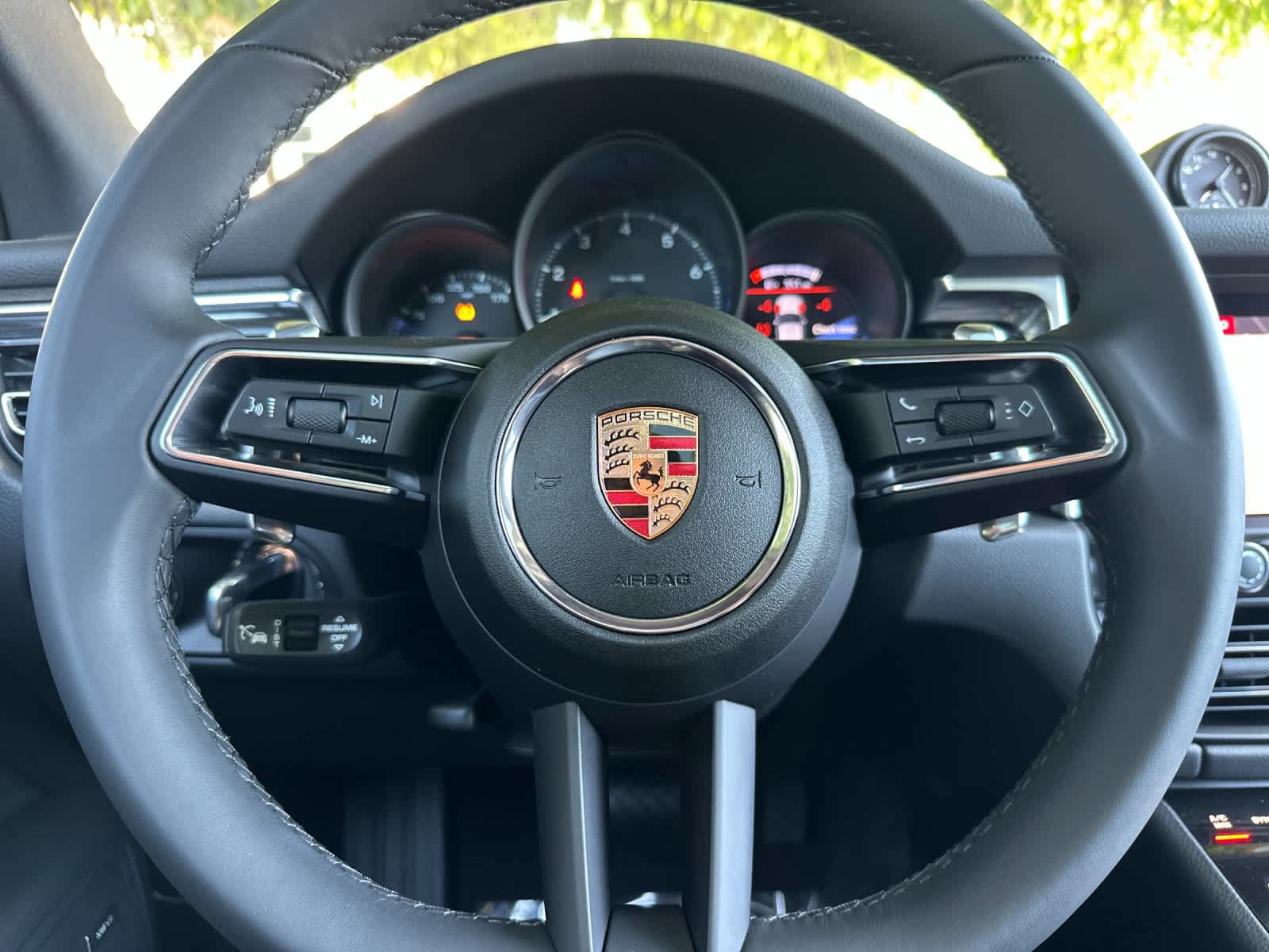 Certified 2025 Porsche Macan AWD/4WD image 26