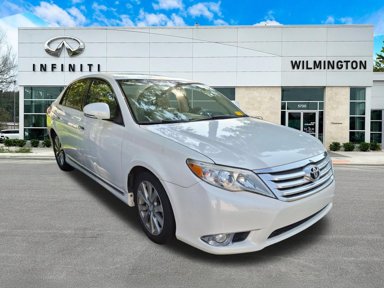 Used 2011 Toyota Avalon Limited FWD image 1