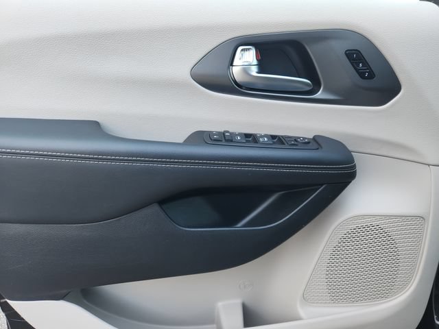 Used 2024 Chrysler Pacifica Touring-L FWD image 20