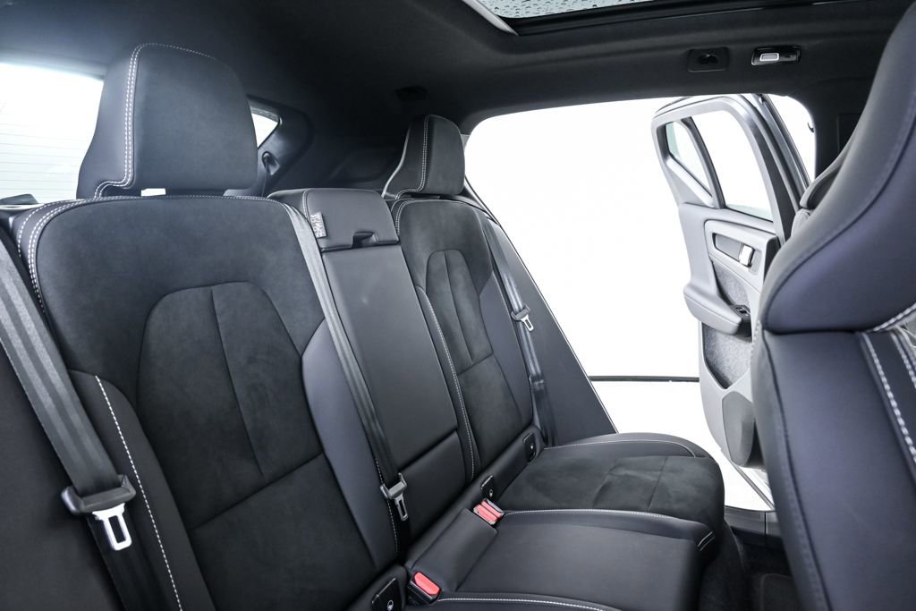 Certified 2025 Volvo XC40 B5 Plus image 23