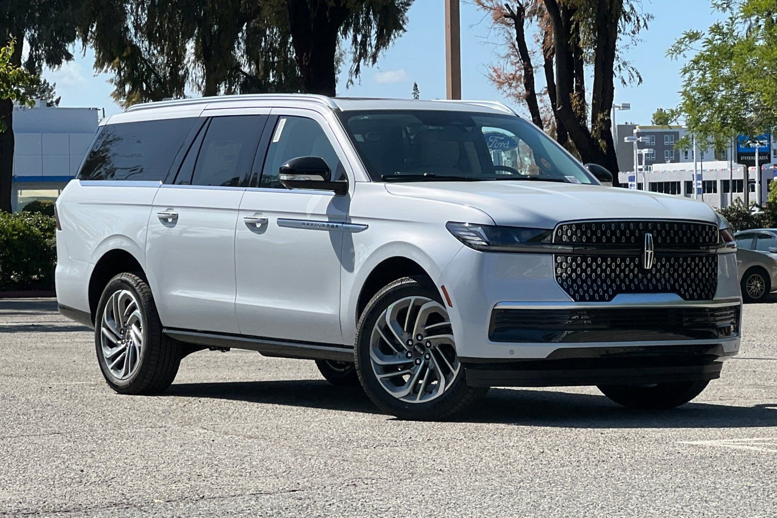 New 2026 Lincoln Navigator L Reserve AWD/4WD image 2