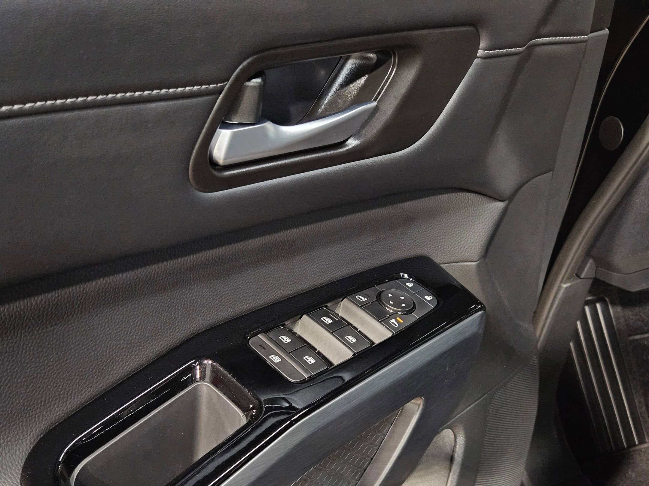 Used 2025 Nissan Pathfinder SL w/ Cargo Package image 21