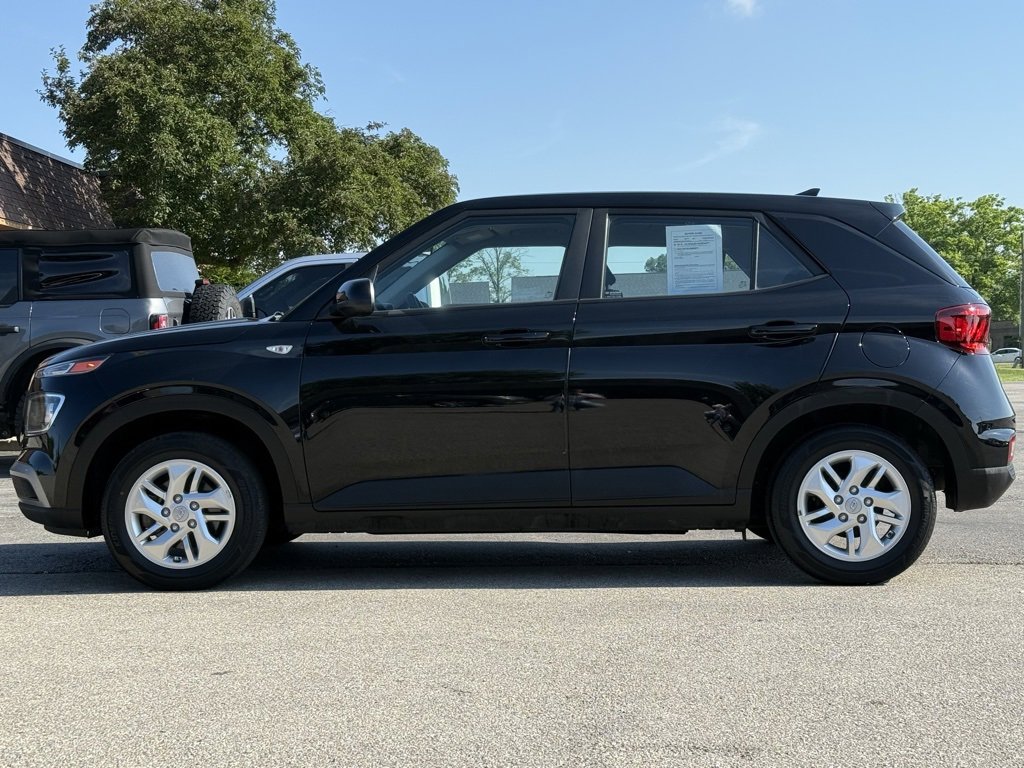 Used 2022 Hyundai Venue SE image 2