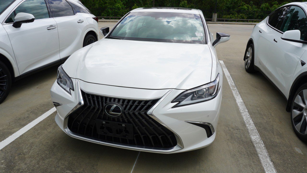 Used 2025 Lexus ES 350 w/ Premium Package FWD image 2