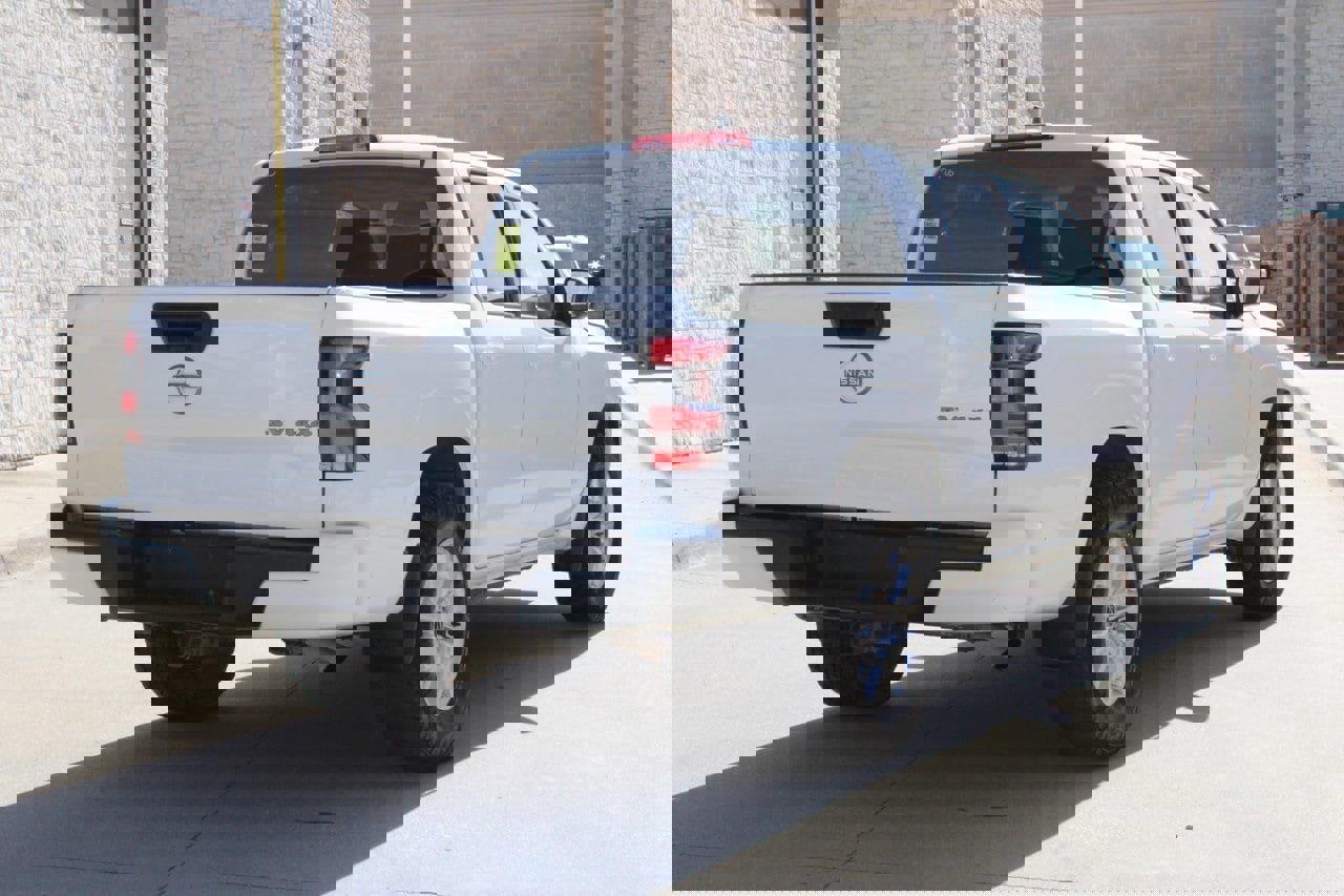 Used 2023 Nissan Frontier SV image 3