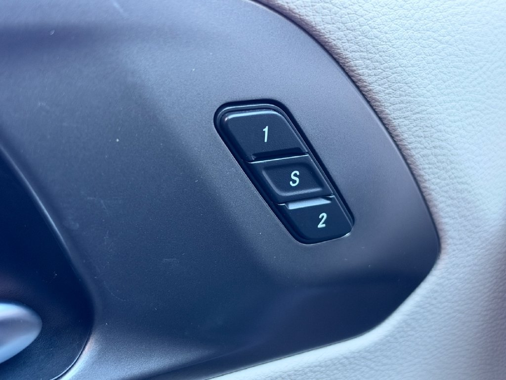 Used 2023 Chrysler Pacifica Touring-L FWD image 29