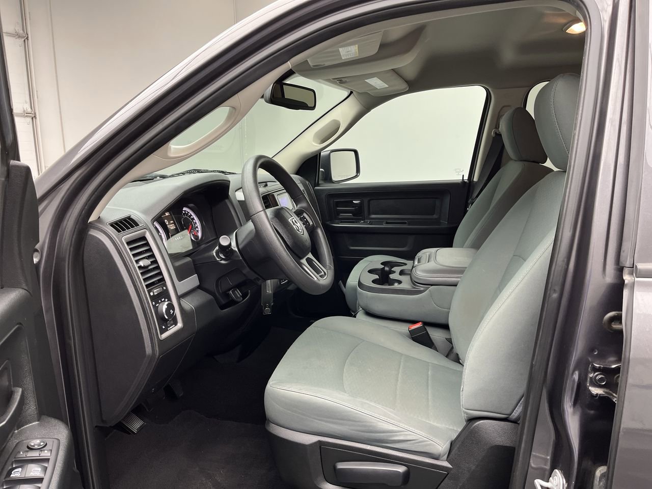 Used 2018 RAM 1500 Express AWD/4WD image 3