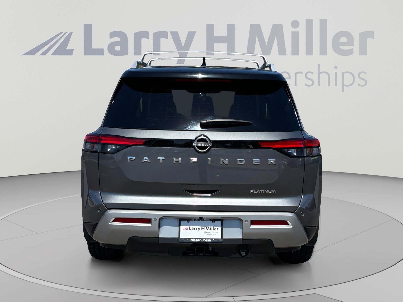 Used 2022 Nissan Pathfinder Platinum w/ Cargo Package FWD image 4