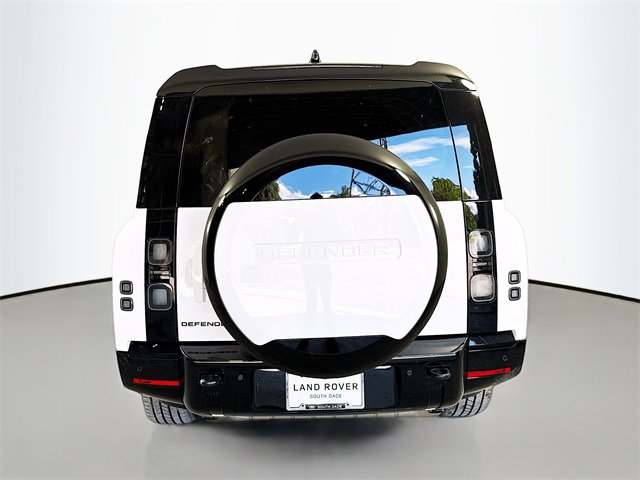 New 2026 Land Rover Defender 130 X-Dynamic SE image 6