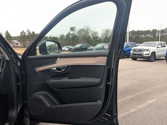 Used 2025 Volvo XC90 B6 Plus image 32