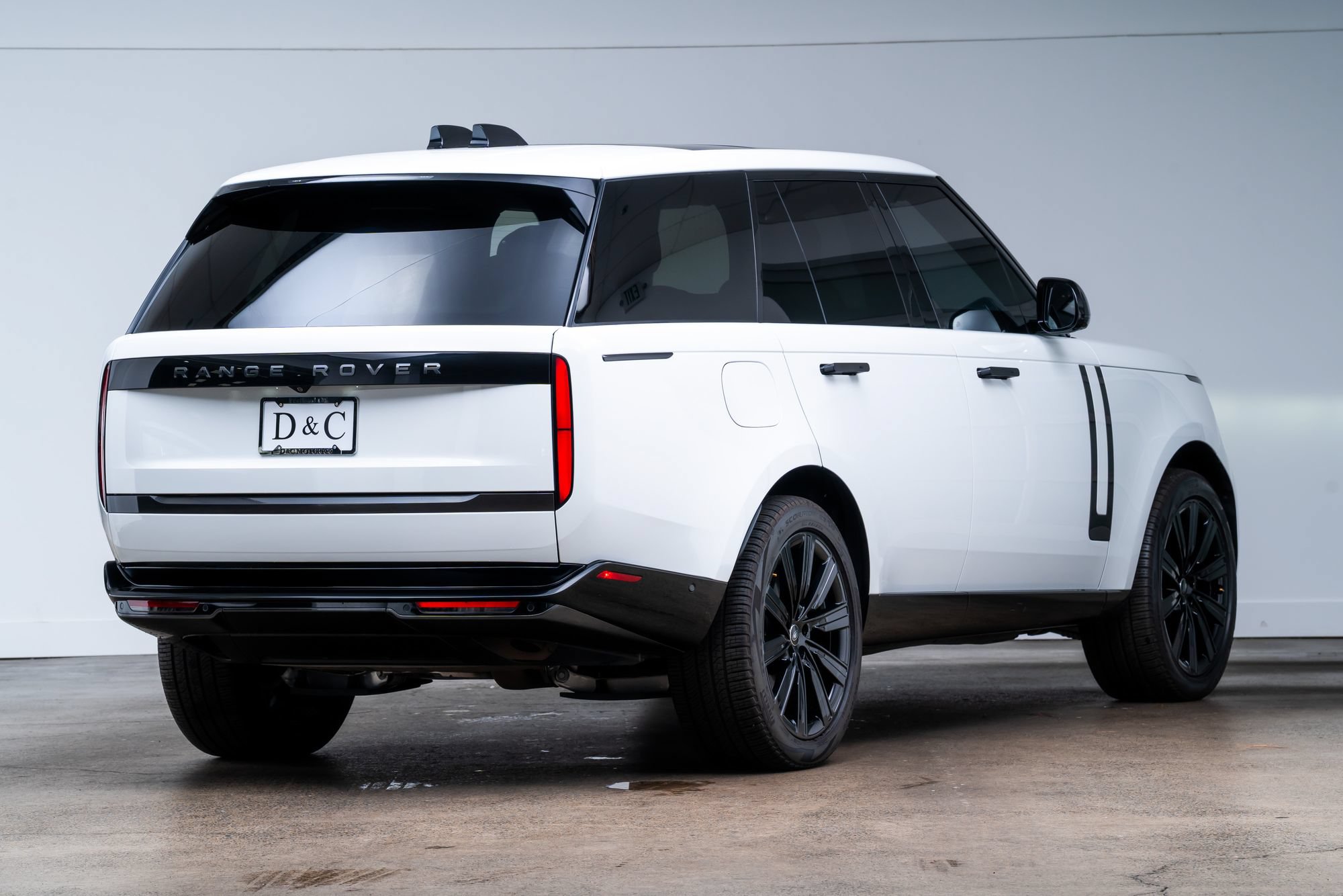 Used 2025 Land Rover Range Rover SE AWD/4WD image 6