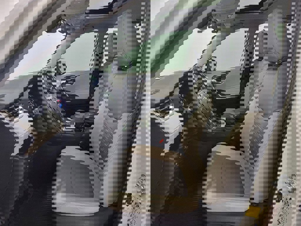 Used 2021 Toyota RAV4 XLE Premium image 14