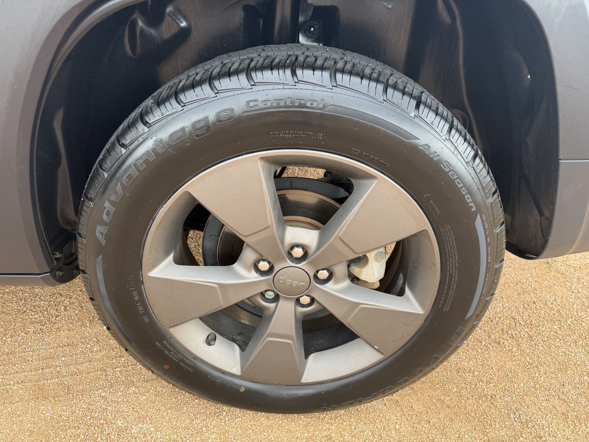 Used 2016 Jeep Cherokee 75th Anniversary FWD image 12