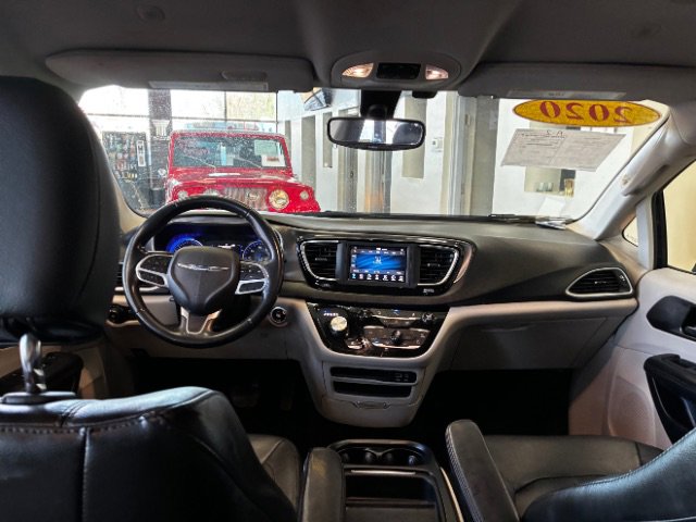 Used 2020 Chrysler Pacifica Touring-L FWD image 30