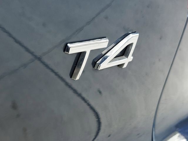 Used 2021 Volvo XC40 T4 Momentum w/ Premium Package image 8