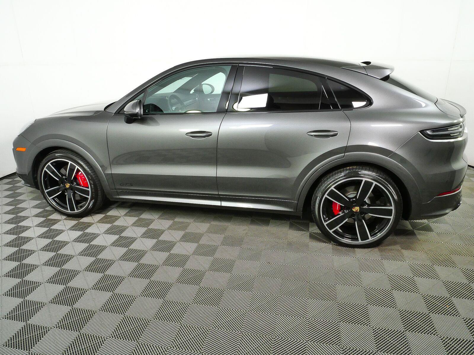 Used 2023 Porsche Cayenne GTS AWD/4WD image 2
