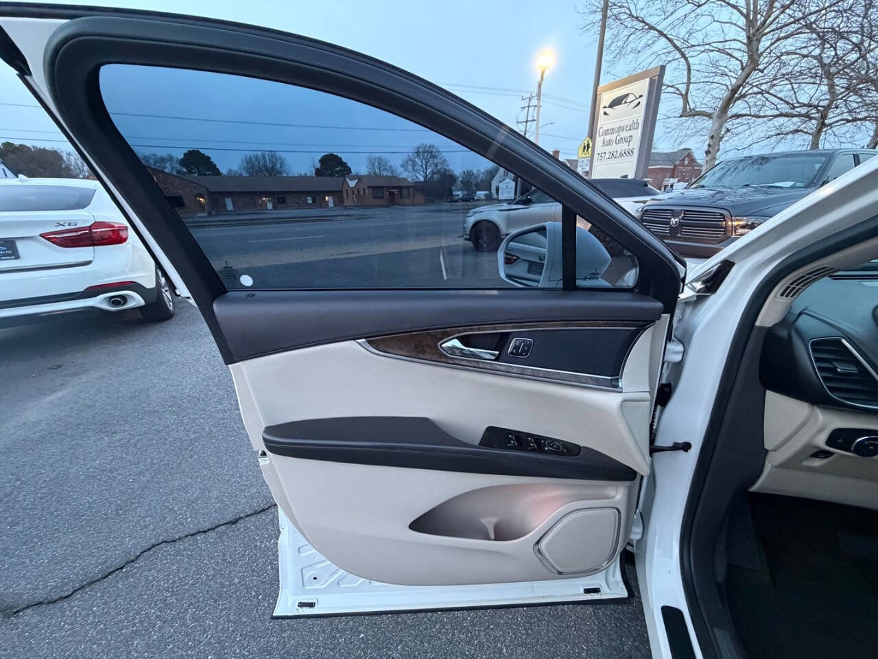 Used 2016 Lincoln MKX Reserve w/ Technology Package image 9